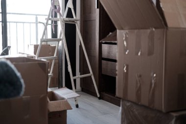 Ev taşıma, paketlenmemiş kutular, dağınık evler.