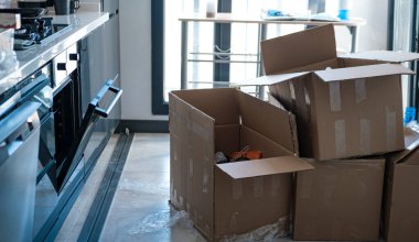 Ev taşıma, paketlenmemiş kutular, dağınık evler.
