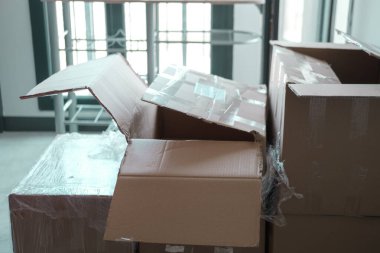 Ev taşıma kutuları, ev eşyası paketleme, boşaltma.