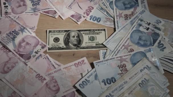トルコの紙幣リラの山を数える 私たちドル — ストック動画