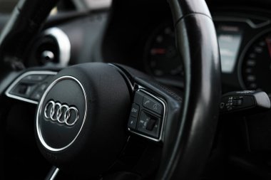 Mugla, Türkiye, 13 Haziran 2023: audi a3 iç mimari, siyah tasarım, lüks konfor, direksiyon üzerindeki marka sembolü