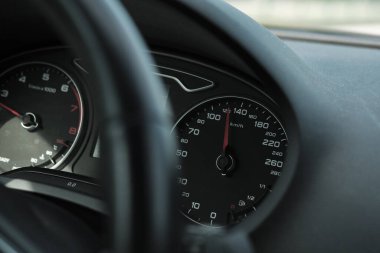 Hız limiti kavramı, 120 km / saat 'de araç gösterge panelinde hız verisi