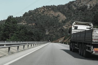Yol kuralları, trafik antrenmanları, kamyon şoförlüğü.