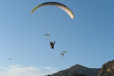 mugla, fethiye, oludeniz - 23 Ekim 2022: Gökyüzünden paraşütle inen pilot