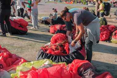 mugla, fethiye, oludeniz - 23 Ekim 2022: yere indikten sonra katlanan pilot kanatları