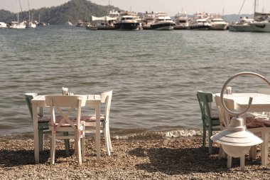 Sahildeki kafe veya restoran, taverna, arka planda yat marinası, deniz kıyısı, yaz günü