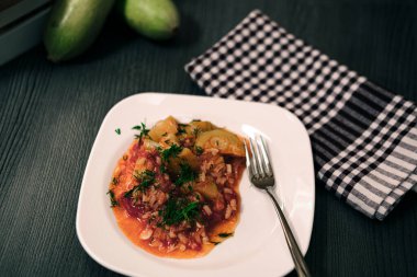 Hafif sebzeli kabak ve zeytin yağı, Türk medeterjanı mutfağından yapılan soğuk pirinç.