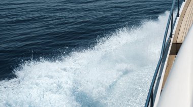 Hızlı tekne suyu tahtadan görüntü salıyor