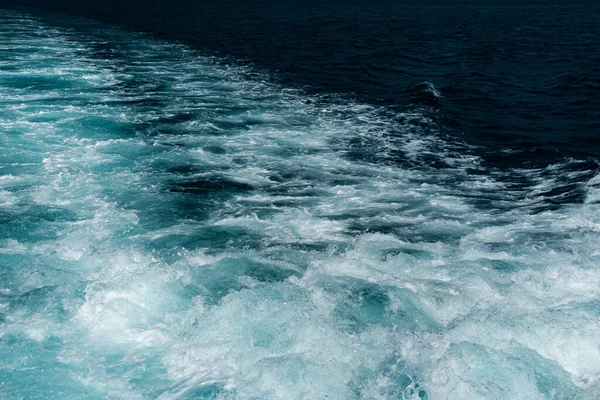 速いボート モーター ヨット 船の後の死んだWtaerまたはトラックとして白い水海の海の泡 — ストック写真