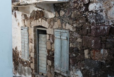 Taştan ev, terk edilmiş mülk, eski bir pencere ya da kapı.