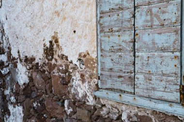 Taştan ev, terk edilmiş mülk, eski bir pencere ya da kapı.