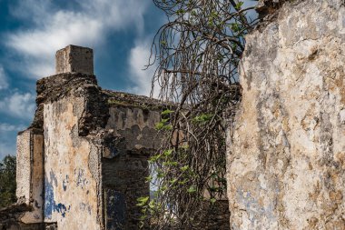Kayakoy 'da terk edilmiş evler ve sokaklar, kale harabeleri, fethiye, hindinin en popüler mekanı.
