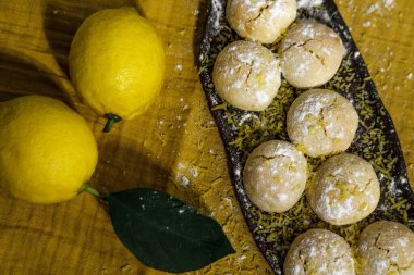 Parlak sarı limonlu buruşuk kurabiyeler ve limonlu mutfak tekstil peçetesi, rahat ev hayatı, ev yapımı fırın konsepti