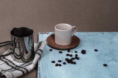 Bir fincan Türk kahvesi, geleneksel sıcak içecek içecek, fasulye, mavi ahşap arka plan, falcılık.