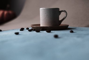 Bir fincan Türk kahvesi, geleneksel sıcak içecek içecek, fasulye, mavi ahşap arka plan, falcılık.