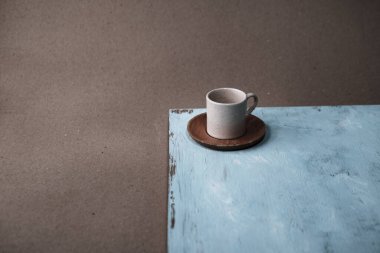 Türk ya da Yunan kahvesi için boş beyaz fincan, doğal organik materyalle.
