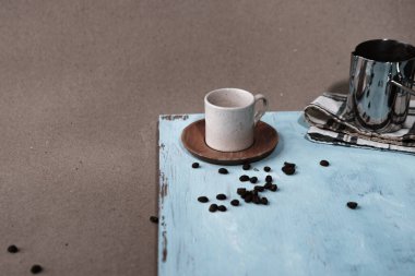 Bir fincan Türk kahvesi, geleneksel sıcak içecek içecek, fasulye, mavi ahşap arka plan, falcılık.