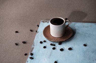 Bir fincan Türk kahvesi, geleneksel sıcak içecek içecek, fasulye, mavi ahşap arka plan, falcılık.