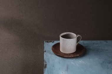 Türk ya da Yunan kahvesi için boş beyaz fincan, doğal organik materyalle.