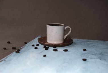 Bir fincan Türk kahvesi, geleneksel sıcak içecek içecek, fasulye, mavi ahşap arka plan, falcılık.