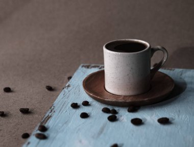 Bir fincan Türk kahvesi, geleneksel sıcak içecek içecek, fasulye, mavi ahşap arka plan, falcılık.