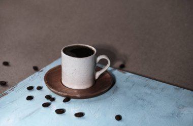 Bir fincan Türk kahvesi, geleneksel sıcak içecek içecek, fasulye, mavi ahşap arka plan, falcılık.