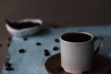 Bir fincan Türk kahvesi, geleneksel sıcak içecek içecek, fasulye, mavi ahşap arka plan, falcılık.