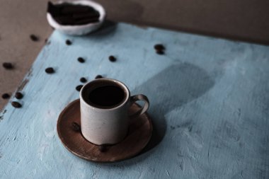 Bir fincan Türk kahvesi, geleneksel sıcak içecek içecek, fasulye, mavi ahşap arka plan, falcılık.