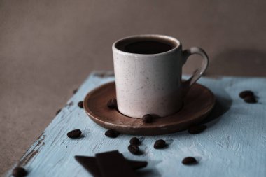 Bir fincan siyah çikolatalı Türk kahvesi, geleneksel sıcak içecek içecek, fasulye, mavi ahşap arka plan, falcılık.