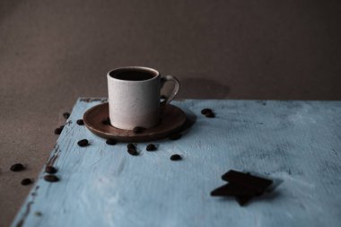 Bir fincan Türk kahvesi, geleneksel sıcak içecek içecek, fasulye, mavi ahşap arka plan, falcılık.