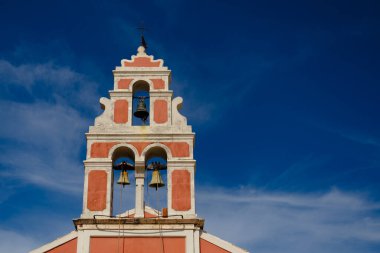 Poxos Adası 'ndaki tipik geleneksel Yunan Kilisesi, mavi gökyüzü arka planında bett kule manzarası