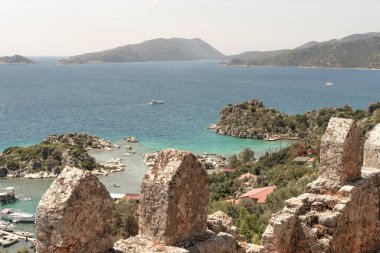 Antalya 'nın kekova bölgesindeki Simena kalesi veya Kalekoy antik Lycian köyü manzarası, hindi