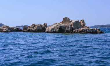 Kekova Adası manzarası kas antalya hindisi, batık şehir, denizdeki kayalıklar, simena arkeolojik alanlar