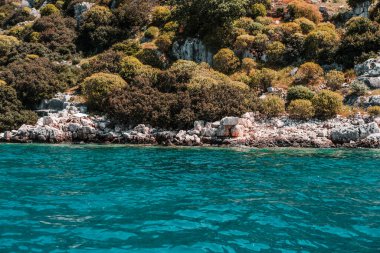 Kekova Adası manzarası kas antalya hindisi, batık şehir, denizdeki kayalıklar, simena arkeolojik alanlar