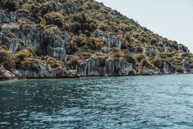 Kekova Adası manzarası kas antalya hindisi, batık şehir, denizdeki kayalıklar, simena arkeolojik alanlar