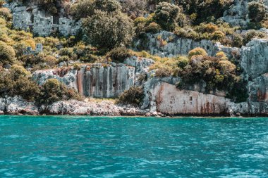Kekova Adası manzarası kas antalya hindisi, batık şehir, denizdeki kayalıklar, simena arkeolojik alanlar
