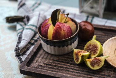 Sonbahar, sonbahar öğle yemeği, yapraklı taze elma, incir, kurutulmuş meyve. 