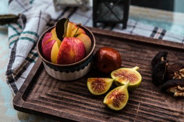 Sonbahar, sonbahar öğle yemeği, yapraklı taze elma, incir, kurutulmuş meyve.