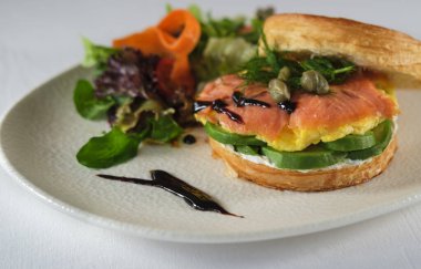 New York usulü sandviç, kruvasan hamurlu, füme somon, avokado, çırpılmış yumurta veya taze yeşillikli omlet.