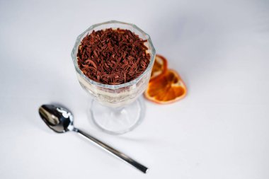 Dubai tarzı çikolata, puding ve acı çikolatadan oluşan manolya tatlısı.