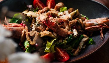 Izgara deniz ürünleri ile karışık salata: karides, kalamar, karides Akdeniz diyeti için mükemmel sağlıklı dengeli gıda