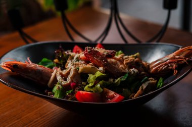 Izgara deniz ürünleri ile karışık salata: karides, kalamar, karides Akdeniz diyeti için mükemmel sağlıklı dengeli gıda