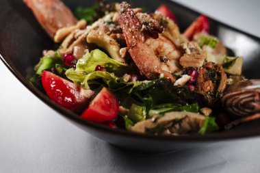 Izgara deniz ürünleri ile karışık salata: karides, kalamar, karides beyaz arka planda Akdeniz diyeti için mükemmel sağlıklı dengeli gıda