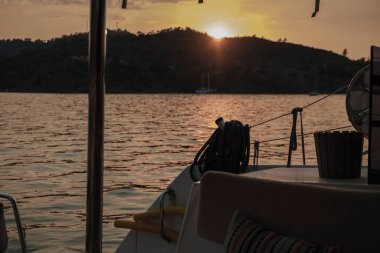 Günbatımı ışığı yelkenli güvertesini kaplıyor, kapağı aç