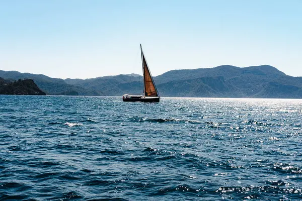 Denizin altında yelkenli, dağ kıyısı, güneşli bir gün lüks yelkenli macerası için mükemmel.