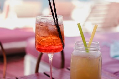 Parlak pembe plaj kulübünde serinletici soğuk içecekler