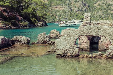 Türkiye 'nin Hamam Koyu' ndaki Kleopathra Hamamı 'nın antik kalıntıları, Akdeniz kıyısındaki tarihi mekan kısmen suya gömüldü
