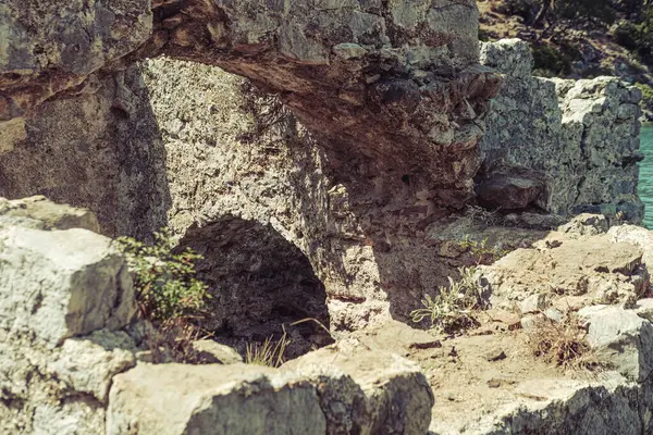 Türkiye 'nin Hamam Koyu' ndaki Kleopathra Hamamı 'nın antik kalıntıları, Akdeniz kıyısındaki tarihi mekan kısmen suya gömüldü
