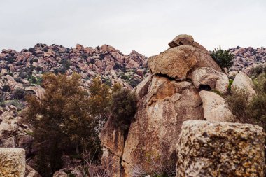Türkiye 'nin Mugla kentindeki Bafa Gölü etrafındaki kaya oluşumları, turistik yolların dışında, Latmos kasabası herakleia harabeleri