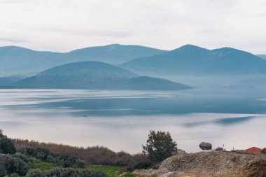 Suyun durgunluğu ve dağların durgunluğu Bafa Gölü 'nde hindi içinde, huzurlu bir yolculuk varış noktası